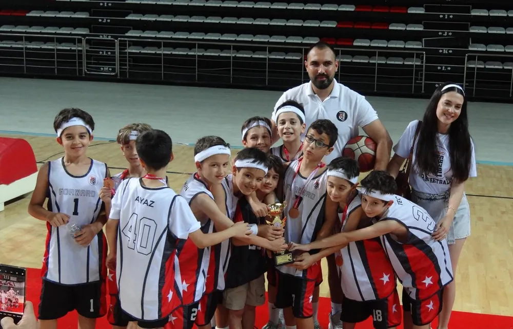 Forward Antalya basketbol takımının kupa sevinci